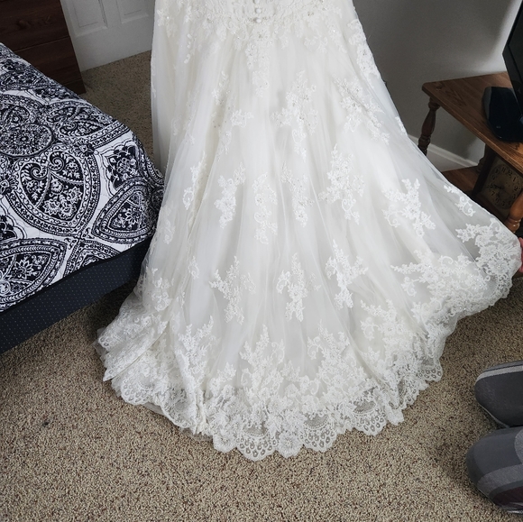 Wedding dress - Picture 2 of 4
